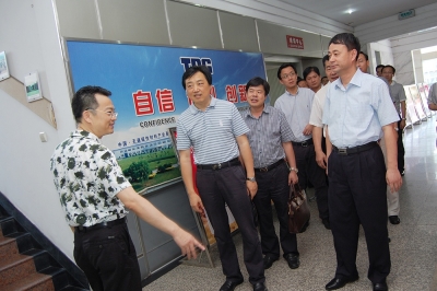 2011年8月，時任浙江省委組織部副部長莊躍成視察ag环亚集团